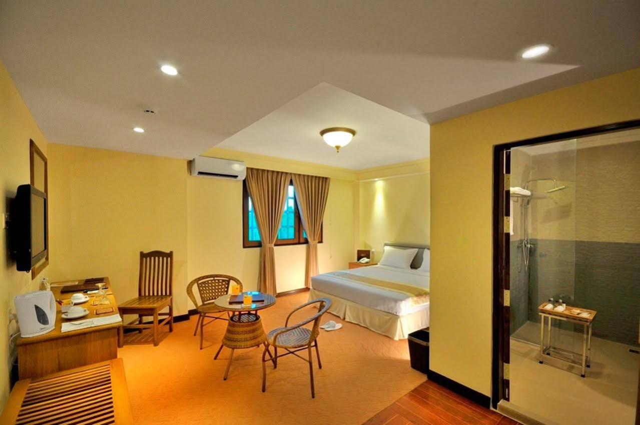 Royal Golden View Hotel Yangon Esterno foto