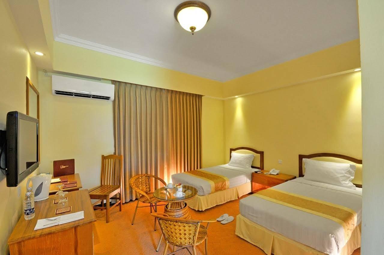 Royal Golden View Hotel Yangon Esterno foto