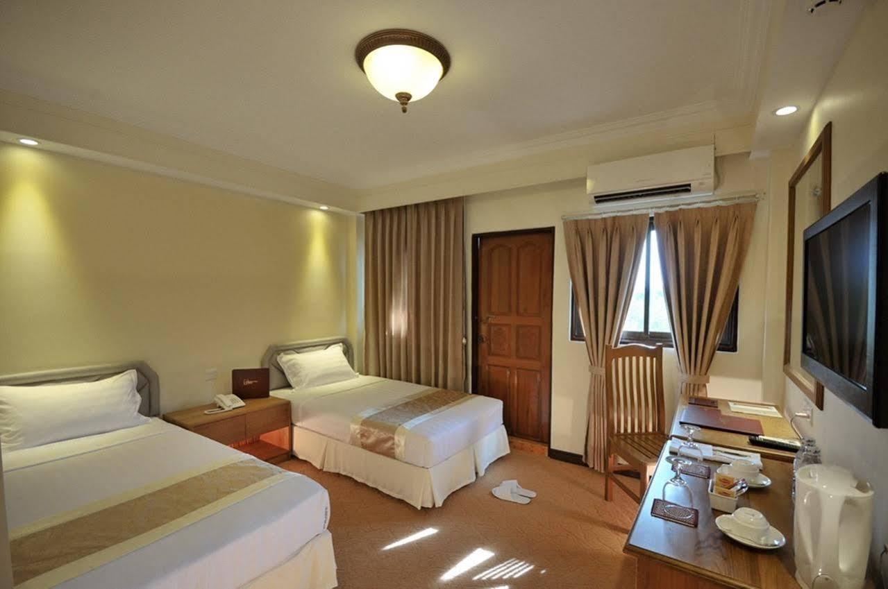 Royal Golden View Hotel Yangon Esterno foto